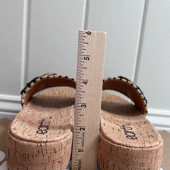 Earth Tan Sandal Black and Tan Slip On - Picture 7 of 7